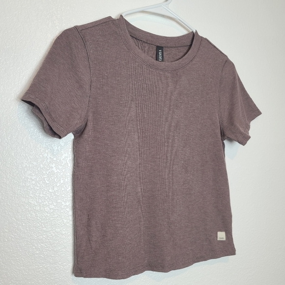 VUORI Pose Fitted Ribbed Crop Tee in Sawyer - Picture 6 of 8